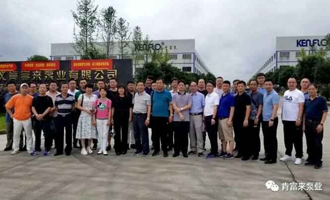 与会人员在遵义昆明昊焱风险评估与管理有限公司有限公司大门口合影留念